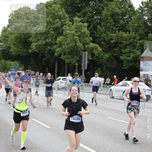 29.06.2025 - hella hamburg halbmarathon Jannik Wohlers http://msf.ph/oto/8149372 29.06.2025 10:49:54 Lombardsbrücke 1259, 1828, 2047, 3203, 3680, 3701, 3710, 3805, 3897, 4090, 4168, 5119, 5997, 6680, 6830, 7677, 7721, 7722, 7755, 8254, 9605, 10060, 10286, 10617, 11426, 11696, 11716, 12079, 13127, 13128, 13846, 13887, 14102, 14144, 14591, 14940, 15230, 15551, 16410, 16412, 16489, 16635, 16670, 16742, 17256, 19058, 19086 meine-sportfotos.de