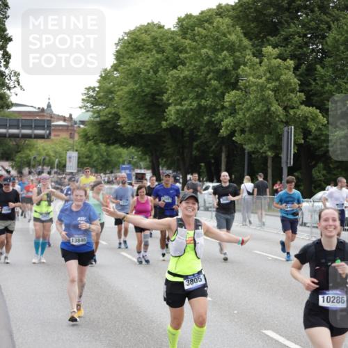 29.06.2025 - hella hamburg halbmarathon Jannik Wohlers http://msf.ph/oto/8149377 29.06.2025 10:49:55 Lombardsbrücke 1259, 1828, 2047, 3203, 3680, 3701, 3710, 3805, 3897, 4168, 5119, 5997, 6680, 6830, 7677, 7721, 7722, 7755, 8299, 9605, 10060, 10286, 10617, 11426, 11696, 11716, 12079, 13127, 13128, 13846, 13887, 14102, 14144, 14591, 14940, 15230, 15551, 16410, 16412, 16489, 16635, 16670, 16742, 17256, 19058, 19086 meine-sportfotos.de