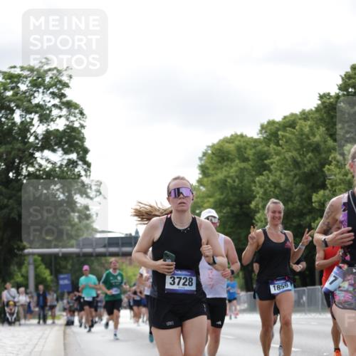 29.06.2025 - hella hamburg halbmarathon Jannik Wohlers http://msf.ph/oto/8149379 29.06.2025 10:12:56 Lombardsbrücke 1007, 1747, 1859, 2961, 3218, 3360, 3728, 3729, 4187, 5546, 6489, 7346, 7460, 8913, 9527, 9612, 12492, 13331, 15922, 16030, 16437, 17474, 17988, 18048, 18222, 18732, 18754, 19035 meine-sportfotos.de