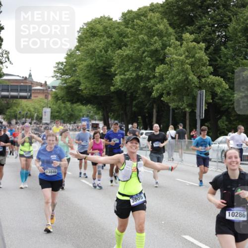 29.06.2025 - hella hamburg halbmarathon Jannik Wohlers http://msf.ph/oto/8149382 29.06.2025 10:49:55 Lombardsbrücke 1259, 1828, 2047, 3203, 3680, 3701, 3710, 3805, 3897, 4168, 5119, 5997, 6680, 6830, 7677, 7721, 7722, 7755, 8299, 9605, 10060, 10286, 10617, 11426, 11696, 11716, 12079, 13127, 13128, 13846, 13887, 14102, 14144, 14591, 14940, 15230, 15551, 16410, 16412, 16489, 16635, 16670, 16742, 17256, 19058, 19086 meine-sportfotos.de