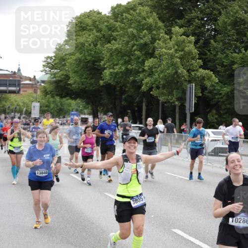 29.06.2025 - hella hamburg halbmarathon Jannik Wohlers http://msf.ph/oto/8149401 29.06.2025 10:49:55 Lombardsbrücke 1259, 1828, 2047, 3203, 3680, 3701, 3710, 3805, 3897, 4168, 5119, 5997, 6680, 6830, 7677, 7721, 7722, 7755, 8299, 9605, 10060, 10286, 10617, 11426, 11696, 11716, 12079, 13127, 13128, 13846, 13887, 14102, 14144, 14591, 14940, 15230, 15551, 16410, 16412, 16489, 16635, 16670, 16742, 17256, 19058, 19086 meine-sportfotos.de