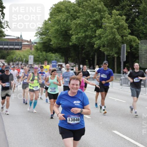 29.06.2025 - hella hamburg halbmarathon Jannik Wohlers http://msf.ph/oto/8149510 29.06.2025 10:49:57 Lombardsbrücke 1259, 1828, 2047, 3203, 3680, 3701, 3710, 3805, 3897, 4168, 4961, 5119, 5997, 6680, 6830, 7505, 7677, 7721, 7755, 8299, 9605, 10060, 10286, 10744, 11426, 11696, 11716, 12079, 13127, 13846, 13887, 14102, 14144, 14591, 14940, 15230, 15467, 15551, 16410, 16412, 16489, 16635, 16670, 16742, 17256, 18483, 19058, 19086 meine-sportfotos.de