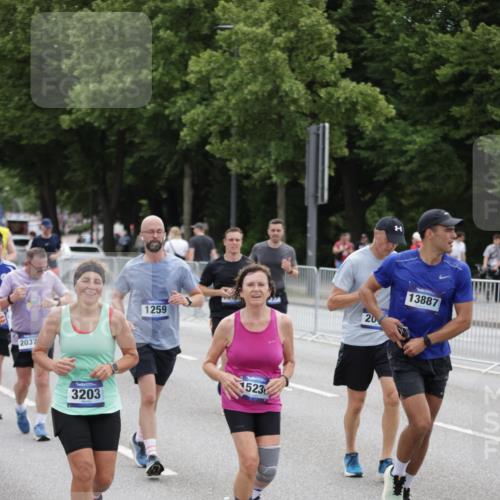 29.06.2025 - hella hamburg halbmarathon Jannik Wohlers http://msf.ph/oto/8149516 29.06.2025 10:49:58 Lombardsbrücke 1259, 1828, 2047, 3203, 3680, 3710, 3805, 3897, 4168, 4961, 5119, 5997, 6680, 6830, 7505, 7677, 7755, 8299, 10060, 10286, 10744, 11426, 11696, 11716, 12079, 13846, 13887, 14102, 14144, 14591, 14940, 15230, 15467, 15551, 16410, 16412, 16489, 16635, 16670, 16742, 17256, 18483, 19058 meine-sportfotos.de