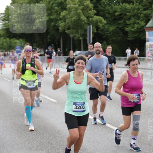 29.06.2025 - hella hamburg halbmarathon Jannik Wohlers http://msf.ph/oto/8149530 29.06.2025 10:50:00 Lombardsbrücke 1259, 1828, 2047, 3203, 3680, 3710, 3805, 3897, 4168, 4961, 5119, 5131, 5997, 6680, 7505, 7677, 8299, 10286, 10744, 11426, 11696, 11716, 12079, 13887, 14102, 14144, 14591, 14940, 15230, 15467, 15551, 16489, 16635, 16670, 16742, 17256, 17790, 18483, 19058 meine-sportfotos.de