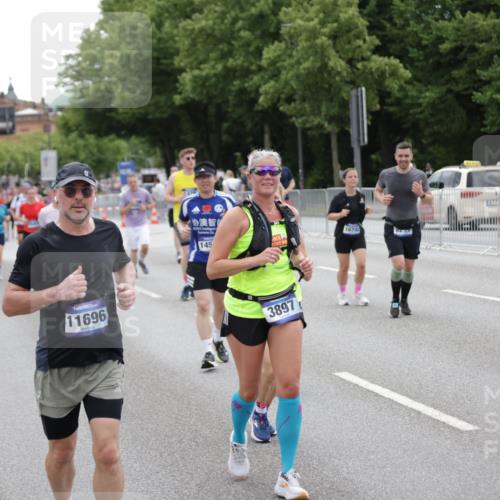 29.06.2025 - hella hamburg halbmarathon Jannik Wohlers http://msf.ph/oto/8149568 29.06.2025 10:50:01 Lombardsbrücke 1259, 1828, 2047, 3203, 3680, 3710, 3805, 3897, 4168, 4961, 5119, 5131, 6680, 7505, 7677, 8299, 8834, 10286, 10744, 11426, 11696, 11716, 12079, 13887, 14102, 14144, 14591, 14940, 15230, 15467, 15551, 16489, 16593, 16635, 16670, 16742, 17256, 17790, 18092, 18483, 19058 meine-sportfotos.de