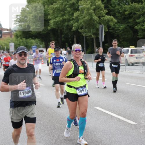 29.06.2025 - hella hamburg halbmarathon Jannik Wohlers http://msf.ph/oto/8149572 29.06.2025 10:50:01 Lombardsbrücke 1259, 1828, 2047, 3203, 3680, 3710, 3805, 3897, 4168, 4961, 5119, 5131, 6680, 7505, 7677, 8299, 8834, 10286, 10744, 11426, 11696, 11716, 12079, 13887, 14102, 14144, 14591, 14940, 15230, 15467, 15551, 16489, 16593, 16635, 16670, 16742, 17256, 17790, 18092, 18483, 19058 meine-sportfotos.de