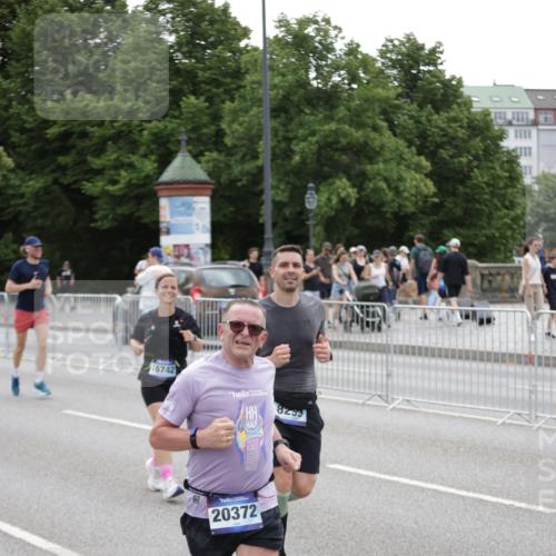29.06.2025 - hella hamburg halbmarathon Jannik Wohlers http://msf.ph/oto/8149597 29.06.2025 10:50:04 Lombardsbrücke 1259, 1828, 2047, 3203, 3680, 3710, 3805, 3897, 4168, 4961, 5119, 5131, 7505, 7677, 8299, 8834, 10286, 10744, 11426, 11696, 13887, 14102, 14591, 14940, 15017, 15230, 15467, 15551, 16489, 16593, 16670, 16742, 17790, 18067, 18092, 18483 meine-sportfotos.de