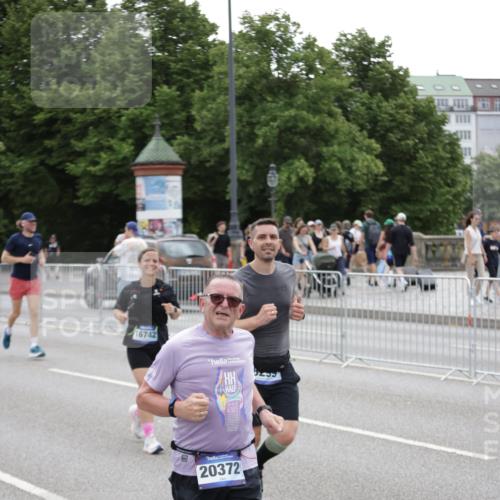29.06.2025 - hella hamburg halbmarathon Jannik Wohlers http://msf.ph/oto/8149601 29.06.2025 10:50:04 Lombardsbrücke 1259, 1828, 2047, 3203, 3680, 3710, 3805, 3897, 4168, 4961, 5119, 5131, 7505, 7677, 8299, 8834, 10286, 10744, 11426, 11696, 13887, 14102, 14591, 14940, 15017, 15230, 15467, 15551, 16489, 16593, 16670, 16742, 17790, 18067, 18092, 18483 meine-sportfotos.de