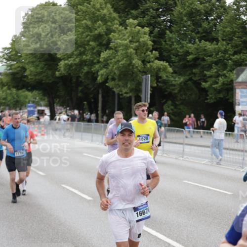 29.06.2025 - hella hamburg halbmarathon Jannik Wohlers http://msf.ph/oto/8149610 29.06.2025 10:50:05 Lombardsbrücke 1259, 1828, 2047, 3203, 3680, 3897, 4961, 5119, 5131, 7505, 7677, 8299, 8834, 10744, 11426, 11696, 13887, 14102, 14591, 14940, 15017, 15230, 15416, 15467, 15551, 16489, 16593, 16670, 16742, 17790, 18067, 18092, 18483 meine-sportfotos.de