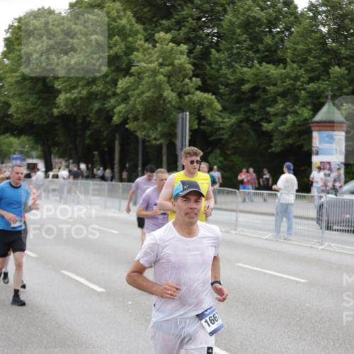 29.06.2025 - hella hamburg halbmarathon Jannik Wohlers http://msf.ph/oto/8149636 29.06.2025 10:50:06 Lombardsbrücke 1259, 1828, 2047, 3203, 3680, 3897, 4642, 4961, 5119, 5131, 7505, 7677, 8299, 8834, 10744, 11696, 13887, 14102, 14591, 15017, 15230, 15416, 15467, 15551, 16489, 16593, 16670, 16742, 17790, 18067, 18092, 18483 meine-sportfotos.de