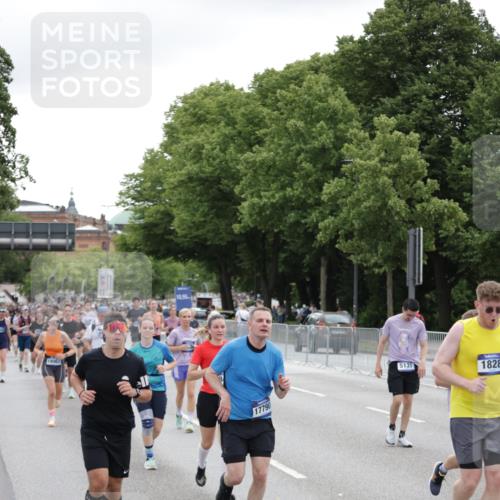 29.06.2025 - hella hamburg halbmarathon Jannik Wohlers http://msf.ph/oto/8149646 29.06.2025 10:50:07 Lombardsbrücke 1259, 1828, 2047, 3203, 3680, 3838, 4642, 4695, 4961, 5119, 5131, 7505, 7677, 7938, 8299, 8834, 9933, 10744, 11696, 13887, 14102, 14591, 15017, 15105, 15230, 15416, 15467, 15551, 16489, 16593, 16670, 16742, 17790, 18067, 18092, 18483 meine-sportfotos.de
