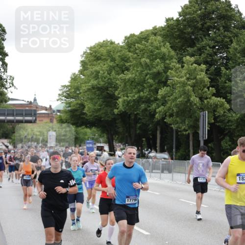 29.06.2025 - hella hamburg halbmarathon Jannik Wohlers http://msf.ph/oto/8149658 29.06.2025 10:50:07 Lombardsbrücke 1259, 1828, 2047, 3203, 3680, 3838, 4642, 4695, 4961, 5119, 5131, 7505, 7677, 7938, 8299, 8834, 9933, 10744, 11696, 13887, 14102, 14591, 15017, 15105, 15230, 15416, 15467, 15551, 16489, 16593, 16670, 16742, 17790, 18067, 18092, 18483 meine-sportfotos.de