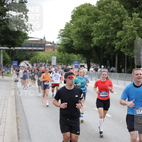 29.06.2025 - hella hamburg halbmarathon Jannik Wohlers http://msf.ph/oto/8149697 29.06.2025 10:50:08 Lombardsbrücke 1259, 1828, 2047, 3203, 3680, 3838, 4642, 4695, 4961, 5131, 7505, 7677, 7938, 8299, 8833, 8834, 9096, 9933, 10744, 11696, 13887, 14102, 14591, 14762, 15017, 15105, 15230, 15416, 15467, 15551, 16489, 16593, 16670, 16742, 17790, 18067, 18092, 18483 meine-sportfotos.de