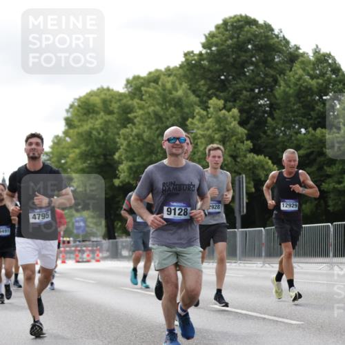 29.06.2025 - hella hamburg halbmarathon Jannik Wohlers http://msf.ph/oto/8149704 29.06.2025 10:13:12 Lombardsbrücke 2055, 2359, 2721, 2904, 2987, 4187, 4795, 4950, 5232, 5546, 5631, 6026, 6717, 6724, 7446, 7447, 7460, 7913, 8279, 9128, 9612, 9631, 10977, 12313, 12797, 12928, 12929, 13331, 13928, 15663, 16491, 17472, 18222, 18231, 19035, 19190 meine-sportfotos.de
