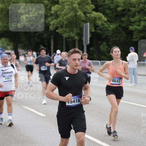 29.06.2025 - hella hamburg halbmarathon Jannik Wohlers http://msf.ph/oto/8149793 29.06.2025 10:50:14 Lombardsbrücke 1930, 2200, 3184, 3229, 3647, 3838, 4642, 4695, 4961, 5131, 7133, 7161, 7505, 7938, 8299, 8833, 8834, 9096, 9168, 9933, 10437, 10744, 12392, 12393, 14102, 14762, 15017, 15105, 15416, 15467, 16593, 16742, 17337, 17790, 18067, 18092, 18483 meine-sportfotos.de