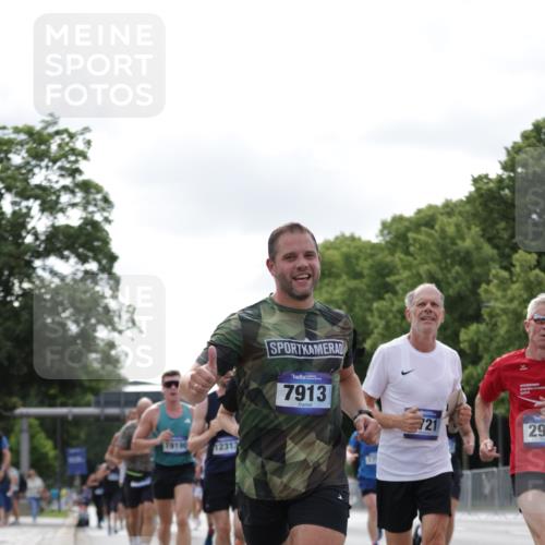 29.06.2025 - hella hamburg halbmarathon Jannik Wohlers http://msf.ph/oto/8149799 29.06.2025 10:13:15 Lombardsbrücke 1131, 2055, 2359, 2721, 2904, 2987, 4001, 4795, 4950, 5232, 5546, 5631, 5719, 6026, 6717, 6724, 7446, 7447, 7462, 7913, 8279, 9128, 9612, 9631, 10977, 12313, 12797, 12928, 12929, 13331, 13928, 15085, 15663, 16491, 17472, 18222, 18231, 19190 meine-sportfotos.de