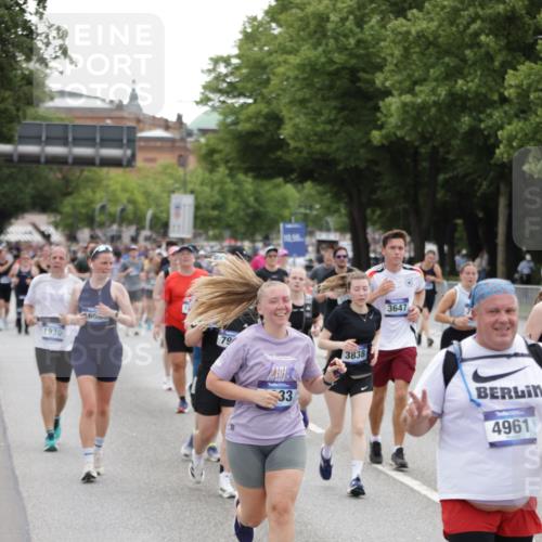 29.06.2025 - hella hamburg halbmarathon Jannik Wohlers http://msf.ph/oto/8149823 29.06.2025 10:50:17 Lombardsbrücke 1930, 2200, 3184, 3229, 3647, 3838, 4642, 4695, 4771, 4961, 5131, 6178, 7133, 7161, 7505, 7938, 8200, 8833, 8834, 9096, 9168, 9933, 10437, 10744, 12392, 12393, 14762, 15017, 15105, 15416, 15467, 16501, 16593, 17337, 17648, 17790, 18067, 18092, 18483 meine-sportfotos.de