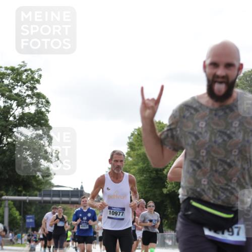 29.06.2025 - hella hamburg halbmarathon Jannik Wohlers http://msf.ph/oto/8149882 29.06.2025 10:13:20 Lombardsbrücke 1131, 1480, 2055, 2359, 2721, 2904, 2987, 4001, 4795, 5232, 5631, 5719, 6026, 6717, 6724, 7462, 7913, 8279, 8673, 9128, 9631, 10977, 11441, 12313, 12797, 12928, 12929, 15085, 15663, 15721, 15722, 16491, 17472, 18231, 19190 meine-sportfotos.de