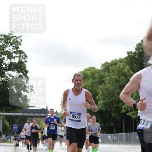 29.06.2025 - hella hamburg halbmarathon Jannik Wohlers http://msf.ph/oto/8149919 29.06.2025 10:13:20 Lombardsbrücke 1131, 1480, 2055, 2359, 2721, 2904, 2987, 4001, 4795, 5232, 5631, 5719, 6026, 6717, 6724, 7462, 7913, 8279, 8673, 9128, 9631, 10977, 11441, 12313, 12797, 12928, 12929, 15085, 15663, 15721, 15722, 16491, 17472, 18231, 19190 meine-sportfotos.de