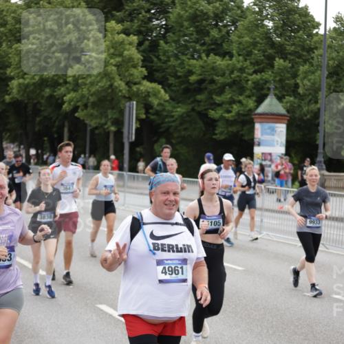 29.06.2025 - hella hamburg halbmarathon Jannik Wohlers http://msf.ph/oto/8149929 29.06.2025 10:50:18 Lombardsbrücke 1930, 2200, 3184, 3229, 3647, 3838, 4642, 4695, 4771, 5131, 6178, 7133, 7161, 7505, 7938, 8200, 8833, 8834, 8986, 9096, 9168, 9933, 10437, 12392, 12393, 14534, 14762, 15017, 15105, 15416, 15467, 16500, 16501, 16553, 16593, 17337, 17648, 17790, 18067, 18092 meine-sportfotos.de