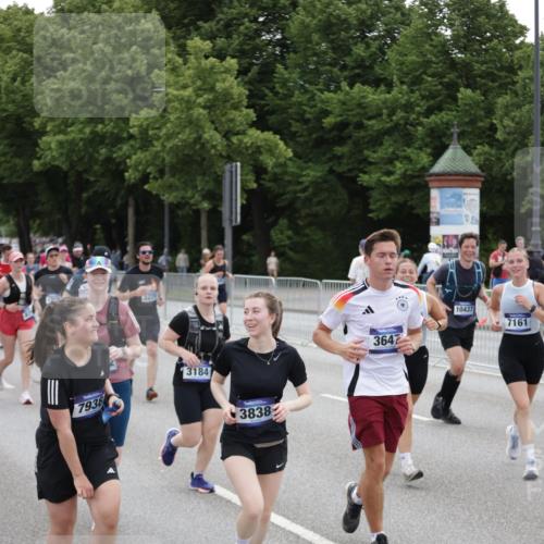 29.06.2025 - hella hamburg halbmarathon Jannik Wohlers http://msf.ph/oto/8149981 29.06.2025 10:50:20 Lombardsbrücke 1930, 2200, 3184, 3229, 3647, 3838, 4642, 4695, 4771, 5131, 6178, 7133, 7161, 7938, 8200, 8833, 8834, 8986, 9096, 9168, 9933, 10029, 10437, 11577, 12392, 12393, 13981, 14534, 14762, 14767, 14773, 15017, 15105, 15416, 16500, 16501, 16553, 16593, 16904, 17337, 17648, 17735, 17790, 18067, 18092 meine-sportfotos.de