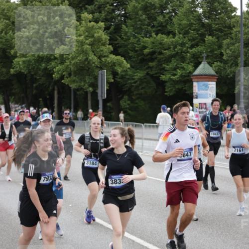 29.06.2025 - hella hamburg halbmarathon Jannik Wohlers http://msf.ph/oto/8149991 29.06.2025 10:50:20 Lombardsbrücke 1930, 2200, 3184, 3229, 3647, 3838, 4642, 4695, 4771, 5131, 6178, 7133, 7161, 7938, 8200, 8833, 8834, 8986, 9096, 9168, 9933, 10029, 10437, 11577, 12392, 12393, 13981, 14534, 14762, 14767, 14773, 15017, 15105, 15416, 16500, 16501, 16553, 16593, 16904, 17337, 17648, 17735, 17790, 18067, 18092 meine-sportfotos.de