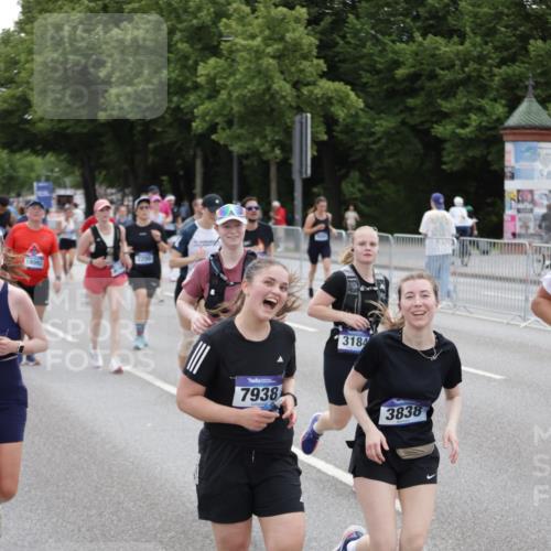 29.06.2025 - hella hamburg halbmarathon Jannik Wohlers http://msf.ph/oto/8149997 29.06.2025 10:50:20 Lombardsbrücke 1930, 2200, 3184, 3229, 3647, 3838, 4642, 4695, 4771, 5131, 6178, 7133, 7161, 7938, 8200, 8833, 8834, 8986, 9096, 9168, 9933, 10029, 10437, 11577, 12392, 12393, 13981, 14534, 14762, 14767, 14773, 15017, 15105, 15416, 16500, 16501, 16553, 16593, 16904, 17337, 17648, 17735, 17790, 18067, 18092 meine-sportfotos.de