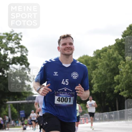 29.06.2025 - hella hamburg halbmarathon Jannik Wohlers http://msf.ph/oto/8150001 29.06.2025 10:13:25 Lombardsbrücke 1131, 1480, 2359, 2721, 2904, 2987, 4001, 5232, 5631, 5719, 6026, 6710, 7462, 7913, 8673, 9128, 9631, 10442, 10443, 10977, 11441, 12313, 12797, 12928, 12929, 15085, 15482, 15721, 15722, 16491, 17472, 17985, 19190 meine-sportfotos.de