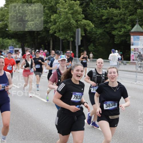 29.06.2025 - hella hamburg halbmarathon Jannik Wohlers http://msf.ph/oto/8150013 29.06.2025 10:50:21 Lombardsbrücke 1129, 1930, 2200, 3184, 3229, 3647, 3838, 4642, 4695, 4771, 4848, 6178, 7133, 7161, 7938, 8200, 8779, 8833, 8834, 8986, 9096, 9168, 9933, 10029, 10437, 10614, 10636, 11577, 12392, 12393, 12800, 13468, 13981, 14534, 14640, 14762, 14767, 14773, 15017, 15105, 15416, 16500, 16501, 16553, 16593, 16904, 17337, 17648, 17735, 18067, 18092 meine-sportfotos.de