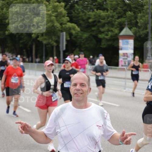 29.06.2025 - hella hamburg halbmarathon Jannik Wohlers http://msf.ph/oto/8150031 29.06.2025 10:50:24 Lombardsbrücke 1129, 1208, 1930, 2200, 2358, 2859, 3184, 3229, 3647, 3838, 4642, 4695, 4771, 4848, 6178, 7133, 7141, 7161, 7938, 8200, 8779, 8833, 8986, 9096, 9168, 9933, 10029, 10437, 10552, 10614, 10636, 11577, 12392, 12393, 12800, 13468, 13981, 14010, 14534, 14640, 14762, 14767, 14773, 15105, 15416, 16500, 16501, 16553, 16727, 16729, 16904, 17337, 17648, 17735 meine-sportfotos.de