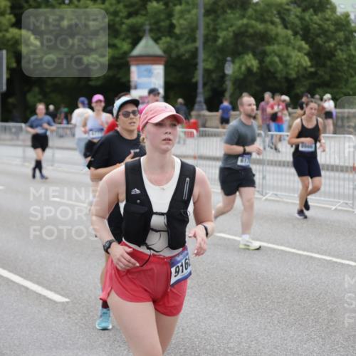 29.06.2025 - hella hamburg halbmarathon Jannik Wohlers http://msf.ph/oto/8150052 29.06.2025 10:50:25 Lombardsbrücke 1129, 1208, 1930, 2200, 2358, 2859, 3184, 3229, 3647, 3838, 4642, 4695, 4771, 4848, 6178, 7133, 7141, 7161, 7938, 8200, 8779, 8833, 8986, 9096, 9168, 9933, 10029, 10437, 10552, 10614, 10636, 11577, 12392, 12393, 12800, 13468, 13522, 13981, 14010, 14534, 14640, 14762, 14767, 14773, 15105, 15250, 15416, 16500, 16501, 16553, 16727, 16729, 16904, 17337, 17648, 17735 meine-sportfotos.de