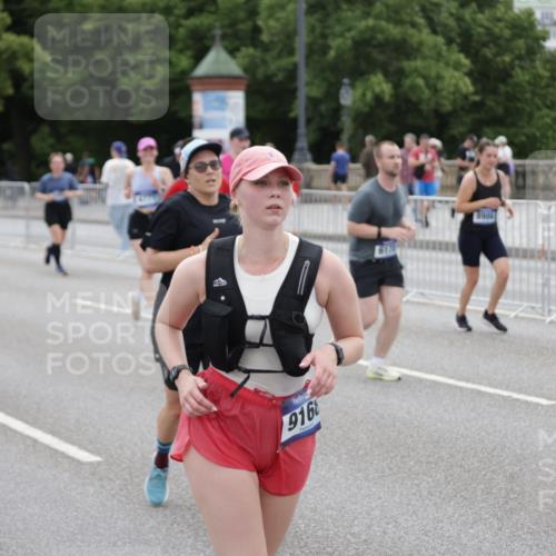 29.06.2025 - hella hamburg halbmarathon Jannik Wohlers http://msf.ph/oto/8150056 29.06.2025 10:50:25 Lombardsbrücke 1129, 1208, 1930, 2200, 2358, 2859, 3184, 3229, 3647, 3838, 4642, 4695, 4771, 4848, 6178, 7133, 7141, 7161, 7938, 8200, 8779, 8833, 8986, 9096, 9168, 9933, 10029, 10437, 10552, 10614, 10636, 11577, 12392, 12393, 12800, 13468, 13522, 13981, 14010, 14534, 14640, 14762, 14767, 14773, 15105, 15250, 15416, 16500, 16501, 16553, 16727, 16729, 16904, 17337, 17648, 17735 meine-sportfotos.de