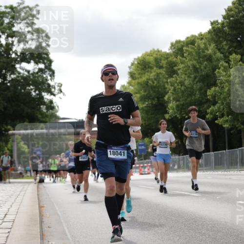 29.06.2025 - hella hamburg halbmarathon Jannik Wohlers http://msf.ph/oto/8150113 29.06.2025 10:13:35 Lombardsbrücke 1131, 1194, 1480, 1890, 4001, 4962, 5719, 6287, 6710, 7462, 8057, 8673, 9886, 10442, 10443, 11441, 11987, 13788, 15085, 15482, 15721, 15722, 15840, 17439, 17985, 18041, 18236, 18239 meine-sportfotos.de