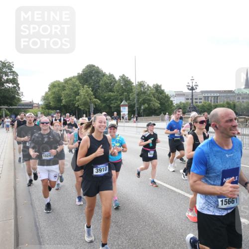 29.06.2025 - hella hamburg halbmarathon Jannik Wohlers http://msf.ph/oto/8150132 29.06.2025 10:22:00 Lombardsbrücke 1187, 1419, 1598, 2022, 2351, 3108, 3430, 3457, 3511, 3910, 3946, 4113, 4114, 4131, 4556, 4559, 4829, 4969, 4970, 5079, 5838, 6030, 6048, 6049, 6303, 6307, 6347, 6820, 6826, 6977, 7097, 7794, 8511, 8855, 8884, 9204, 9516, 9598, 10065, 10241, 10432, 10663, 10917, 10961, 11046, 11440, 12933, 13248, 13255, 13369, 13460, 13472, 13820, 13963, 14079, 14240, 14314, 14333, 14334, 14442, 14901, 14903, 14980, 15114, 17556, 19154 meine-sportfotos.de
