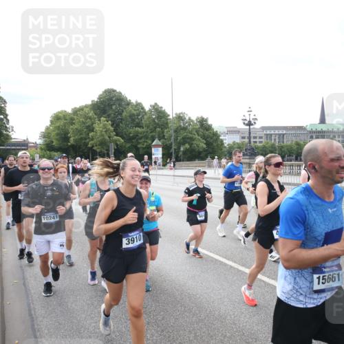 29.06.2025 - hella hamburg halbmarathon Jannik Wohlers http://msf.ph/oto/8150138 29.06.2025 10:22:01 Lombardsbrücke 1187, 1419, 1598, 2022, 2351, 2886, 3108, 3430, 3457, 3511, 3910, 3946, 4113, 4114, 4131, 4556, 4559, 4829, 4969, 4970, 5079, 5838, 6030, 6048, 6049, 6303, 6307, 6347, 6820, 6826, 6899, 7097, 7794, 8511, 8855, 8884, 8931, 9204, 9516, 9598, 10065, 10241, 10432, 10573, 10663, 10917, 10961, 11046, 11440, 12933, 13248, 13369, 13460, 13472, 13820, 13963, 14079, 14240, 14314, 14333, 14334, 14442, 14901, 14903, 14906, 14980, 15114, 19154 meine-sportfotos.de