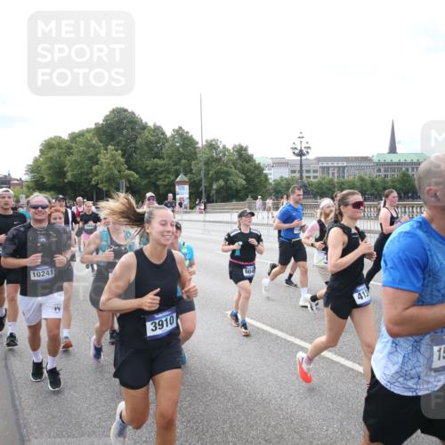 29.06.2025 - hella hamburg halbmarathon Jannik Wohlers http://msf.ph/oto/8150145 29.06.2025 10:22:01 Lombardsbrücke 1187, 1419, 1598, 2022, 2351, 2886, 3108, 3430, 3457, 3511, 3910, 3946, 4113, 4114, 4131, 4556, 4559, 4829, 4969, 4970, 5079, 5838, 6030, 6048, 6049, 6303, 6307, 6347, 6820, 6826, 6899, 7097, 7794, 8511, 8855, 8884, 8931, 9204, 9516, 9598, 10065, 10241, 10432, 10573, 10663, 10917, 10961, 11046, 11440, 12933, 13248, 13369, 13460, 13472, 13820, 13963, 14079, 14240, 14314, 14333, 14334, 14442, 14901, 14903, 14906, 14980, 15114, 19154 meine-sportfotos.de