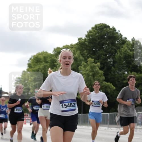 29.06.2025 - hella hamburg halbmarathon Jannik Wohlers http://msf.ph/oto/8150156 29.06.2025 10:13:37 Lombardsbrücke 1194, 1480, 1890, 4032, 4962, 6287, 6710, 8057, 8673, 9886, 10442, 10443, 11441, 11987, 12938, 13788, 15482, 15721, 15722, 15840, 17439, 17985, 18041, 18236, 18239 meine-sportfotos.de