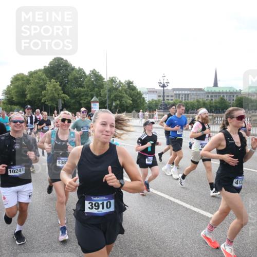 29.06.2025 - hella hamburg halbmarathon Jannik Wohlers http://msf.ph/oto/8150166 29.06.2025 10:22:01 Lombardsbrücke 1187, 1419, 1598, 2022, 2351, 2886, 3108, 3430, 3457, 3511, 3910, 3946, 4113, 4114, 4131, 4556, 4559, 4829, 4969, 4970, 5079, 5838, 6030, 6048, 6049, 6303, 6307, 6347, 6820, 6826, 6899, 7097, 7794, 8511, 8855, 8884, 8931, 9204, 9516, 9598, 10065, 10241, 10432, 10573, 10663, 10917, 10961, 11046, 11440, 12933, 13248, 13369, 13460, 13472, 13820, 13963, 14079, 14240, 14314, 14333, 14334, 14442, 14901, 14903, 14906, 14980, 15114, 19154 meine-sportfotos.de