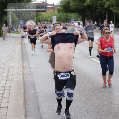 29.06.2025 - hella hamburg halbmarathon Jannik Wohlers http://msf.ph/oto/8150201 29.06.2025 10:50:34 Lombardsbrücke 1129, 1203, 1208, 1404, 2200, 2358, 2859, 3229, 3934, 4771, 4848, 5286, 5289, 6178, 7141, 7770, 7771, 7825, 8200, 8779, 8986, 10029, 10552, 10614, 10636, 11052, 11252, 11577, 11971, 12301, 12800, 13468, 13522, 13981, 14010, 14127, 14534, 14640, 14767, 14773, 15250, 15464, 16500, 16501, 16553, 16727, 16729, 16904, 17295, 17648, 17735 meine-sportfotos.de