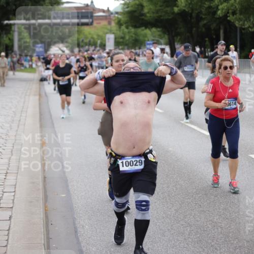 29.06.2025 - hella hamburg halbmarathon Jannik Wohlers http://msf.ph/oto/8150207 29.06.2025 10:50:34 Lombardsbrücke 1129, 1203, 1208, 1404, 2200, 2358, 2859, 3229, 3934, 4771, 4848, 5286, 5289, 6178, 7141, 7770, 7771, 7825, 8200, 8779, 8986, 10029, 10552, 10614, 10636, 11052, 11252, 11577, 11971, 12301, 12800, 13468, 13522, 13981, 14010, 14127, 14534, 14640, 14767, 14773, 15250, 15464, 16500, 16501, 16553, 16727, 16729, 16904, 17295, 17648, 17735 meine-sportfotos.de