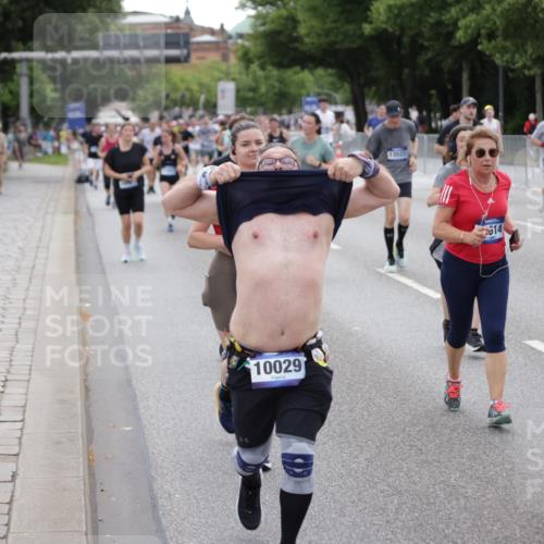 29.06.2025 - hella hamburg halbmarathon Jannik Wohlers http://msf.ph/oto/8150212 29.06.2025 10:50:34 Lombardsbrücke 1129, 1203, 1208, 1404, 2200, 2358, 2859, 3229, 3934, 4771, 4848, 5286, 5289, 6178, 7141, 7770, 7771, 7825, 8200, 8779, 8986, 10029, 10552, 10614, 10636, 11052, 11252, 11577, 11971, 12301, 12800, 13468, 13522, 13981, 14010, 14127, 14534, 14640, 14767, 14773, 15250, 15464, 16500, 16501, 16553, 16727, 16729, 16904, 17295, 17648, 17735 meine-sportfotos.de