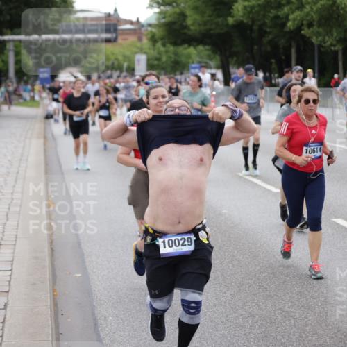 29.06.2025 - hella hamburg halbmarathon Jannik Wohlers http://msf.ph/oto/8150218 29.06.2025 10:50:34 Lombardsbrücke 1129, 1203, 1208, 1404, 2200, 2358, 2859, 3229, 3934, 4771, 4848, 5286, 5289, 6178, 7141, 7770, 7771, 7825, 8200, 8779, 8986, 10029, 10552, 10614, 10636, 11052, 11252, 11577, 11971, 12301, 12800, 13468, 13522, 13981, 14010, 14127, 14534, 14640, 14767, 14773, 15250, 15464, 16500, 16501, 16553, 16727, 16729, 16904, 17295, 17648, 17735 meine-sportfotos.de