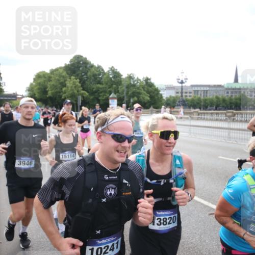 29.06.2025 - hella hamburg halbmarathon Jannik Wohlers http://msf.ph/oto/8150228 29.06.2025 10:22:02 Lombardsbrücke 1187, 1419, 1598, 2022, 2351, 2886, 3108, 3430, 3457, 3511, 3910, 3946, 4113, 4114, 4131, 4556, 4559, 4829, 4969, 4970, 5079, 5798, 5838, 6030, 6048, 6049, 6303, 6307, 6347, 6820, 6826, 6899, 7097, 7794, 8511, 8855, 8931, 9204, 9516, 9598, 10065, 10241, 10432, 10573, 10663, 10917, 10961, 11046, 11440, 12933, 13248, 13369, 13460, 13472, 13820, 13963, 14079, 14240, 14314, 14333, 14334, 14442, 14901, 14903, 14906, 14980, 15114 meine-sportfotos.de