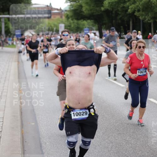 29.06.2025 - hella hamburg halbmarathon Jannik Wohlers http://msf.ph/oto/8150229 29.06.2025 10:50:34 Lombardsbrücke 1129, 1203, 1208, 1404, 2200, 2358, 2859, 3229, 3934, 4771, 4848, 5286, 5289, 6178, 7141, 7770, 7771, 7825, 8200, 8779, 8986, 10029, 10552, 10614, 10636, 11052, 11252, 11577, 11971, 12301, 12800, 13468, 13522, 13981, 14010, 14127, 14534, 14640, 14767, 14773, 15250, 15464, 16500, 16501, 16553, 16727, 16729, 16904, 17295, 17648, 17735 meine-sportfotos.de