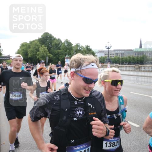 29.06.2025 - hella hamburg halbmarathon Jannik Wohlers http://msf.ph/oto/8150235 29.06.2025 10:22:02 Lombardsbrücke 1187, 1419, 1598, 2022, 2351, 2886, 3108, 3430, 3457, 3511, 3910, 3946, 4113, 4114, 4131, 4556, 4559, 4829, 4969, 4970, 5079, 5798, 5838, 6030, 6048, 6049, 6303, 6307, 6347, 6820, 6826, 6899, 7097, 7794, 8511, 8855, 8931, 9204, 9516, 9598, 10065, 10241, 10432, 10573, 10663, 10917, 10961, 11046, 11440, 12933, 13248, 13369, 13460, 13472, 13820, 13963, 14079, 14240, 14314, 14333, 14334, 14442, 14901, 14903, 14906, 14980, 15114 meine-sportfotos.de