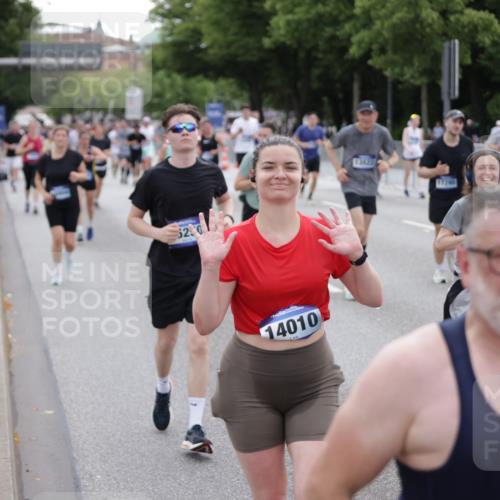 29.06.2025 - hella hamburg halbmarathon Jannik Wohlers http://msf.ph/oto/8150245 29.06.2025 10:50:35 Lombardsbrücke 1129, 1203, 1208, 1404, 2200, 2358, 2859, 3934, 4771, 4848, 5286, 5289, 6178, 7141, 7770, 7771, 7825, 8200, 8779, 8986, 10029, 10552, 10614, 10636, 11052, 11252, 11577, 11971, 12301, 12800, 13468, 13522, 13981, 14010, 14127, 14534, 14640, 14767, 14773, 15250, 15464, 16500, 16501, 16553, 16727, 16729, 16904, 17295, 17648, 17735 meine-sportfotos.de