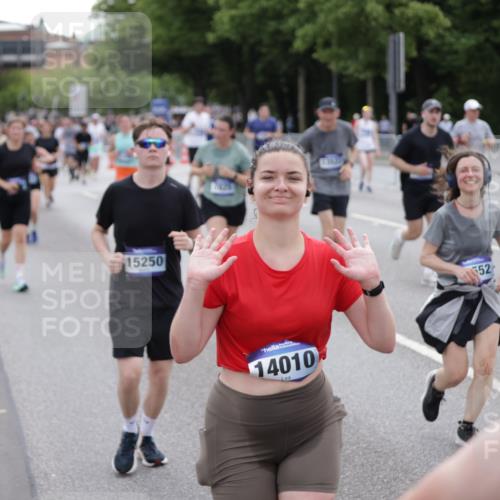 29.06.2025 - hella hamburg halbmarathon Jannik Wohlers http://msf.ph/oto/8150264 29.06.2025 10:50:36 Lombardsbrücke 1129, 1203, 1208, 1404, 2358, 2859, 3934, 4771, 4848, 5286, 5289, 5530, 6178, 7141, 7770, 7771, 7825, 8200, 8779, 8986, 10029, 10552, 10614, 10636, 11052, 11252, 11577, 11971, 12301, 12800, 13468, 13522, 13981, 14010, 14127, 14534, 14640, 14767, 14773, 15250, 15464, 16500, 16501, 16553, 16727, 16729, 16904, 17295, 17648, 17735, 19098 meine-sportfotos.de