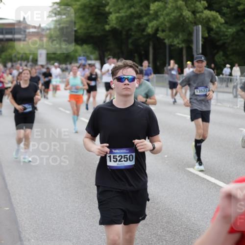 29.06.2025 - hella hamburg halbmarathon Jannik Wohlers http://msf.ph/oto/8150276 29.06.2025 10:50:36 Lombardsbrücke 1129, 1203, 1208, 1404, 2358, 2859, 3934, 4771, 4848, 5286, 5289, 5530, 6178, 7141, 7770, 7771, 7825, 8200, 8779, 8986, 10029, 10552, 10614, 10636, 11052, 11252, 11577, 11971, 12301, 12800, 13468, 13522, 13981, 14010, 14127, 14534, 14640, 14767, 14773, 15250, 15464, 16500, 16501, 16553, 16727, 16729, 16904, 17295, 17648, 17735, 19098 meine-sportfotos.de