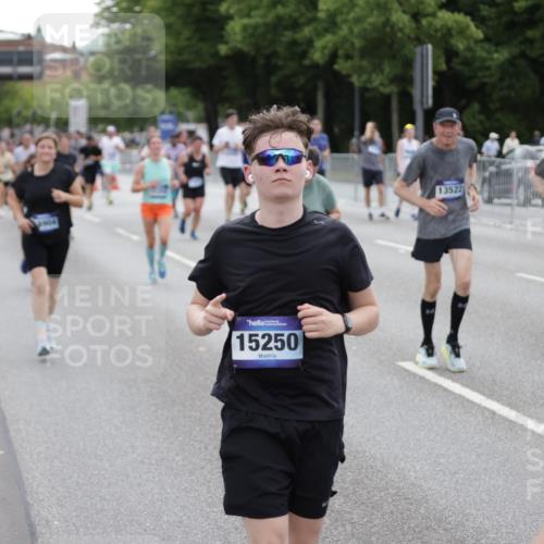 29.06.2025 - hella hamburg halbmarathon Jannik Wohlers http://msf.ph/oto/8150293 29.06.2025 10:50:37 Lombardsbrücke 1129, 1203, 1208, 1404, 1478, 2358, 2859, 3934, 4771, 4848, 5286, 5289, 5530, 6178, 7012, 7141, 7770, 7771, 7825, 8200, 8779, 8986, 10029, 10552, 10614, 10636, 11052, 11252, 11577, 11971, 12301, 12800, 13468, 13522, 13981, 14010, 14127, 14152, 14534, 14640, 14767, 14773, 15250, 15464, 16500, 16501, 16553, 16727, 16729, 16904, 17295, 17735, 19098 meine-sportfotos.de