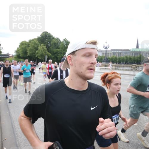 29.06.2025 - hella hamburg halbmarathon Jannik Wohlers http://msf.ph/oto/8150295 29.06.2025 10:22:02 Lombardsbrücke 1187, 1419, 1598, 2022, 2351, 2886, 3108, 3430, 3457, 3511, 3910, 3946, 4113, 4114, 4131, 4556, 4559, 4829, 4969, 4970, 5079, 5798, 5838, 6030, 6048, 6049, 6303, 6307, 6347, 6820, 6826, 6899, 7097, 7794, 8511, 8855, 8931, 9204, 9516, 9598, 10065, 10241, 10432, 10573, 10663, 10917, 10961, 11046, 11440, 12933, 13248, 13369, 13460, 13472, 13820, 13963, 14079, 14240, 14314, 14333, 14334, 14442, 14901, 14903, 14906, 14980, 15114 meine-sportfotos.de